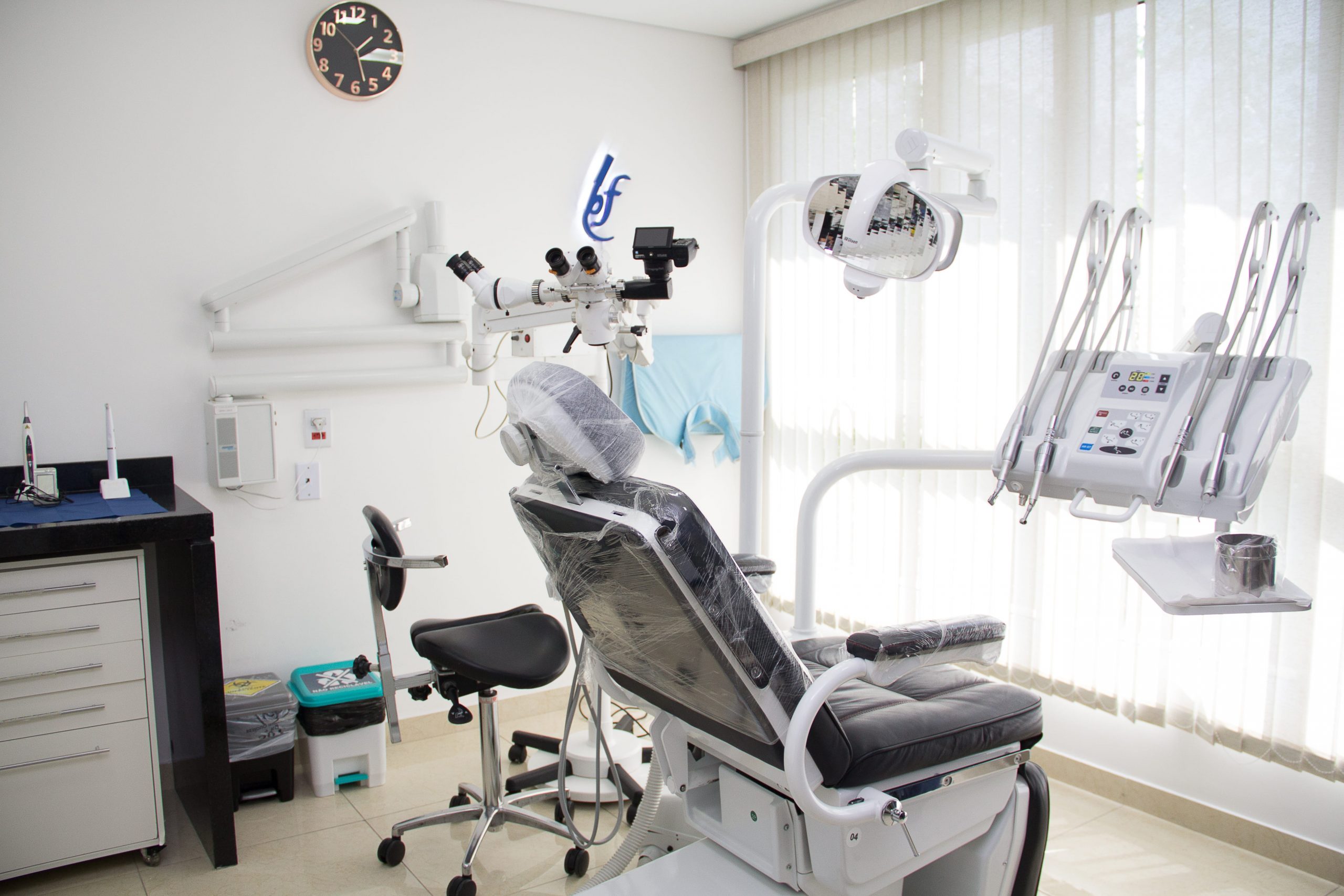 Veja esse nosso artigo sobre: Tratamento de Canal com Microscopia – Avanços e Benefícios para a Saúde Dental